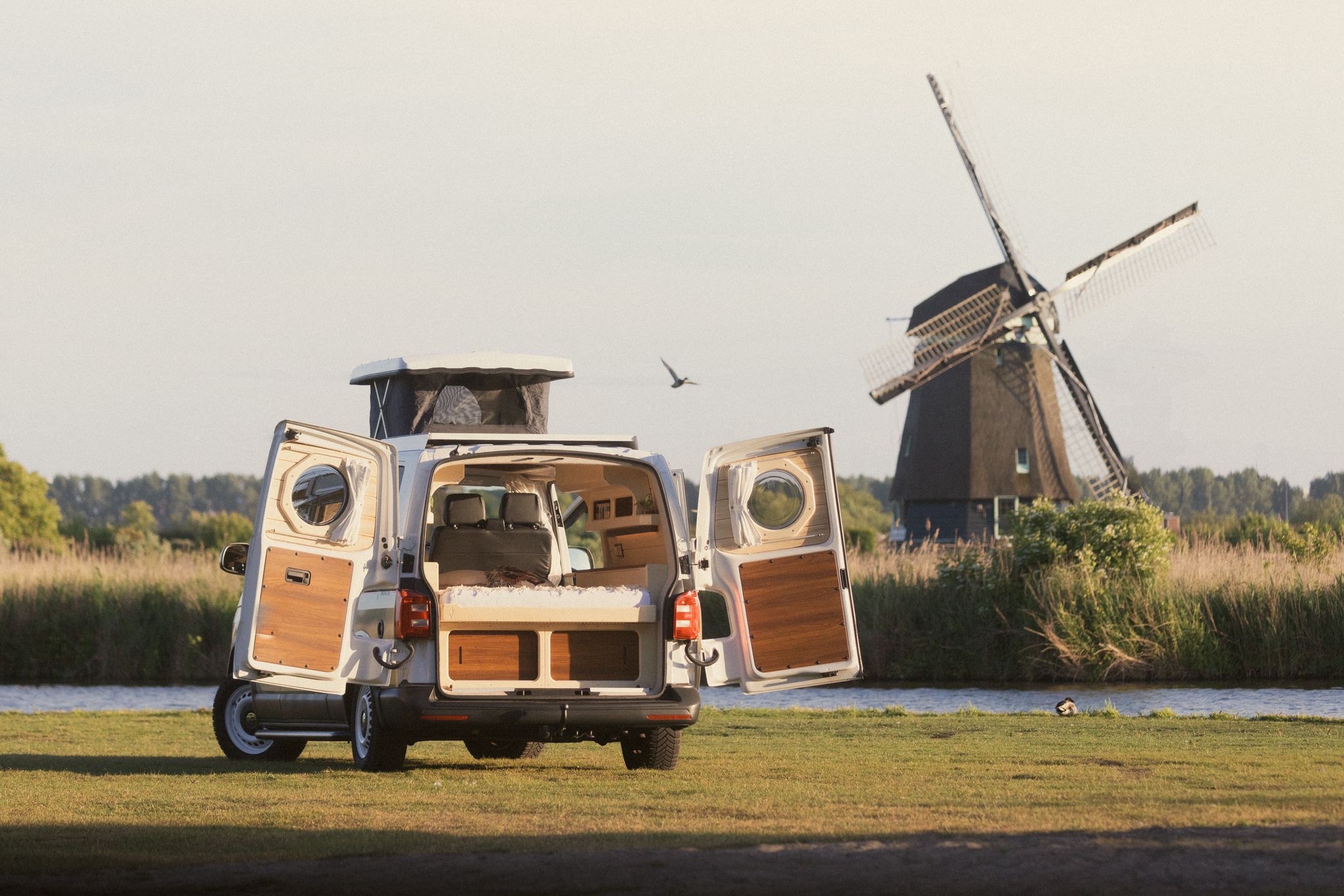 Vancrafter camper staat bij een molen