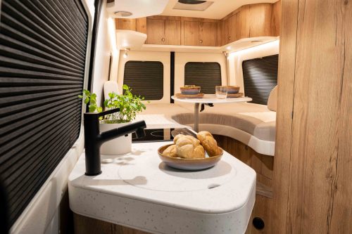 Interieur van de INNOVA roadtrip 595L Modern Oak